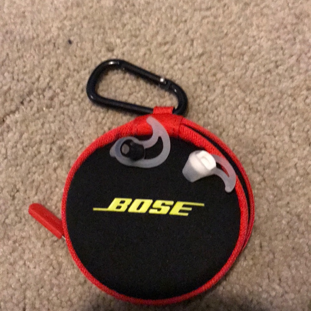 Bose case holder and two rubber tips,one b one w !